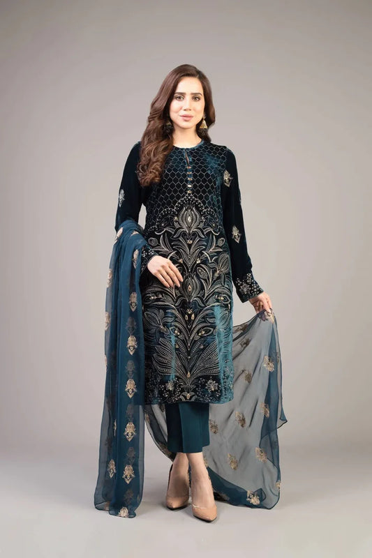 Shop the latest Pakistani branded clothing collection at SuitLo. Discover our new, simple and stylish 3 Piece Lawn Embroidered & Chicken Kari with Daimond Soft Slub Dupatta Plan Trouser. Perfect for the summer season. Shop now and enjoy great sales!