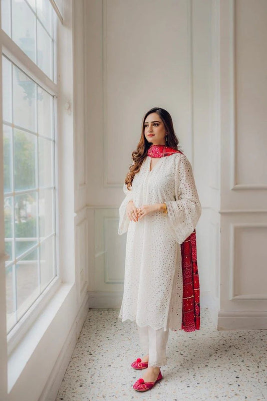 Suitlo's unstitched outfit, showcasing fine Pakistani craftsmanship with detailed embroidery and a royal touch. The Degital Printed dupatta with floral prints blends tradition and modern style kapra. Shop online for this timeless and graceful ensemble, perfect for Eid.